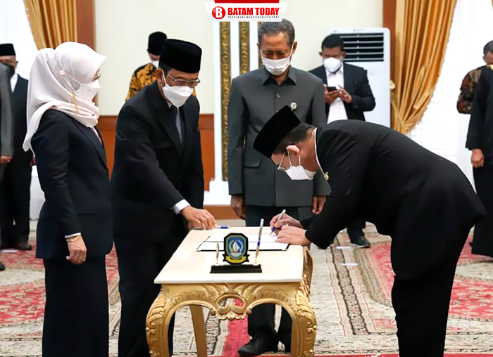Pelantikan 6 orang Pejabat Eselon II di Pemprov Kepri